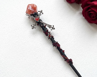 Ręcznie robiona magiczna różdżka w stylu gotyckim, czerwony kryształ, róża i krzyż, mroczne, fantastyczne rekwizyty do cosplayu