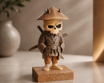 Figura de calavera samurái de madera hecha a mano - Decoración de escritorio única, estatua de guerrero gótico, escultura de estilo japonés
