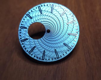35 mm titanium wijzerplaat. Geanodiseerd lichtblauw met zilver.