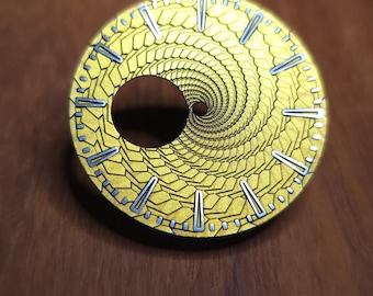 35 mm titanium wijzerplaat. Geanodiseerd geel met zilver.