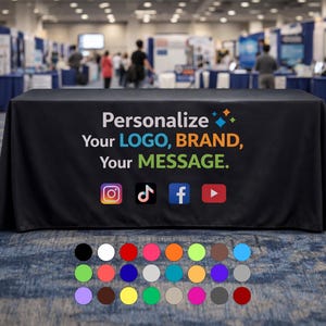 Könnte beinhalten: Eine schwarze Tischdecke mit dem Text "Personalisiere Dein LOGO, MARKE, Deine NACHRICHT." Social-Media-Icons für Instagram, TikTok, Facebook und YouTube sind abgebildet. Eine Farbpalette ist unten zu sehen.