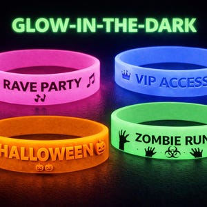 Puede incluir: Cuatro pulseras de silicona que brillan en la oscuridad en rosa, azul, naranja y verde. Cada pulsera presenta texto temático de eventos: "RAVE PARTY", "VIP ACCESS", "HALLOWEEN" y "ZOMBIE RUN". El texto y las pulseras brillan intensamente.