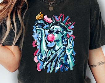 Statue of Liberty T-shirt, Retro NYC Graphic Tee, Comfort Colors Vintage Shirt, Trendy Streetwear Top, Cool Bubble Gum Statue Apparel