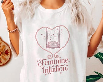 Feminine Intuition Graphic Tee, Boho Swing Star Design, trendige Y2K Style Shirt, Geschenk für Mädchen