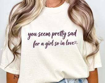 Sie scheinen ziemlich traurig Baby T-Shirt, ein verliebtes Mädchen Shirt, minimalistisches grafisches T-Shirt, trendiges Gen Z Shirt