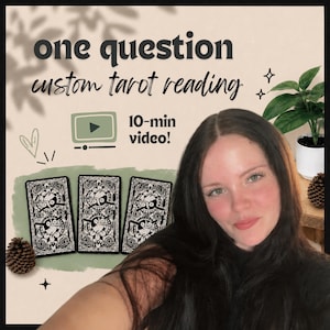 Puede incluir: Un anuncio de servicio de lectura de tarot personalizada con el texto one question custom tarot reading y 10-min video con un icono de reproducción. Tres cartas de tarot rectangulares con patrones intrincados en blanco y negro junto a una persona.