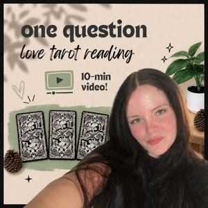 Pode incluir: Um gráfico digital para uma leitura de tarot do amor de uma pergunta com o texto one question love tarot reading e 10-min video. O design inclui três cartas de tarot com padrões intrincados a preto e branco, um ícone de vídeo verde e um coração.