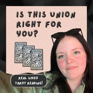 Puede incluir: Un fondo rosa con el texto "IS THIS UNION RIGHT FOR YOU?" y tres cartas del tarot. Debajo de las cartas hay una pancarta que dice "REAL VIDEO TAROT READING!" Una persona lleva gafas de sol.