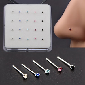 Peut inclure: Un ensemble de clous de nez avec des pierres précieuses de différentes couleurs. Les clous sont présentés dans un étui en plastique transparent et individuellement. Les pierres précieuses comprennent le clair, le bleu, le turquoise, le rose et le noir.