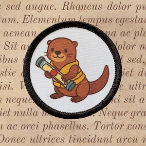 Puede incluir: Parche redondo con una nutria de dibujos animados sosteniendo un pergamino. La nutria es marrón con un chaleco amarillo, sobre un fondo blanco y un borde negro. Ideal para coser o planchar sobre tela.