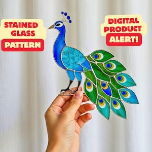 Könnte beinhalten: Ein buntes Glasmalerei-Pfauenmuster in Blau, Grün und Gelb. Der Pfau hat einen detaillierten Schwanz und wird von einer Hand gehalten. Der Text auf dem Bild lautet "STAINED GLASS PATTERN" und "DIGITAL PRODUCT ALERT!"
