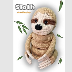 Puede incluir: Un juguete apilable de perezoso tejido a ganchillo en tonos beige, crema y marrón. El perezoso tiene una cabeza redonda, una nariz negra y ojos marrones. El texto "Sloth stacking toy" está encima del perezoso. Hojas verdes dispersas.