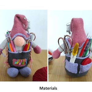 Op de afbeelding: Een handgemaakte gehaakte kaboutervormige organizer in roze, grijs en paars. De kabouter heeft een puntmuts, armen en benen. Het heeft zakken gevuld met haaknaalden, scharen en andere knutselspullen. De tekst "Materials" staat onderaan.