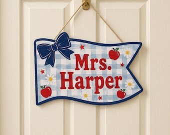 Letrero personalizado para la puerta del profesor, colgador de aula personalizado con el nombre de la Sra. y estampado de cuadros azules, regalo para profesores con lazo de manzana y margarita