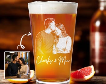 Custom Couple Portrait Beer Glass, Personalized Anniversary Gift for Husband, Wedding Keepsake for Couple, Engraved Names Gift for Him