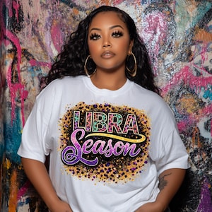 Op de afbeelding: Een rustiek houten bord met de tekst "Welcome to our home" in witte letters. Het bord heeft een verweerde afwerking, perfect voor entree decoratie.