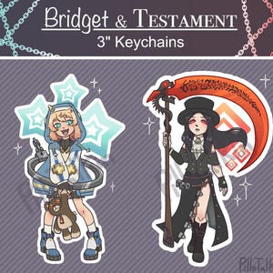 Könnte beinhalten: Zwei 7,6 cm Schlüsselanhänger mit Anime-Charakteren. Eine Figur ist eine blondhaarige Person in einem blau-weißen Outfit, die einen Teddybären hält. Die andere Figur ist eine Person in einem schwarzen Outfit mit einer roten Sense.
