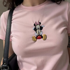 Broderad Musse och Mimmi Pigg babytröja, söt Disney-tröja, matchande skjorta, broderad grafisk topp för kvinnor, present till Disneyälskare bild 3
