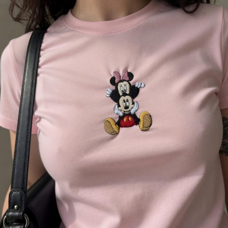 Broderad Musse och Mimmi Pigg babytröja, söt Disney-tröja, matchande skjorta, broderad grafisk topp för kvinnor, present till Disneyälskare bild 3