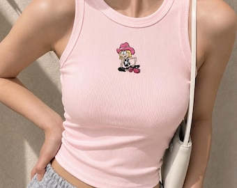 Lizzie Mcguire Cowgirl haftowany bezrękawnik, różowy kowbojski kapelusz z kreskówkowym bezrękawnikiem, letnia bluzka w stylu westernu Y2K, dziewczyna z kreskówki z lat 2000.