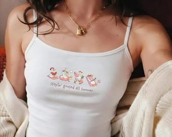 Camiseta sin mangas bordada "Stayin’ Goosed All Summer", linda camiseta de ganso, camiseta gráfica divertida de verano, top corto estético, regalo para ella.