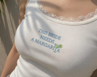Cette mariée a besoin d'un débardeur avec bordure en dentelle brodée Margarita - tenue nuptiale de douche, cadeau drôle de mariée, haut lune de miel, cadeau de célibataire