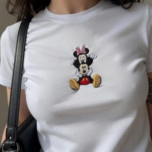 Broderad Musse och Mimmi Pigg babytröja, söt Disney-tröja, matchande skjorta, broderad grafisk topp för kvinnor, present till Disneyälskare bild 2