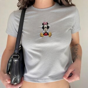 Broderad Musse och Mimmi Pigg babytröja, söt Disney-tröja, matchande skjorta, broderad grafisk topp för kvinnor, present till Disneyälskare bild 1
