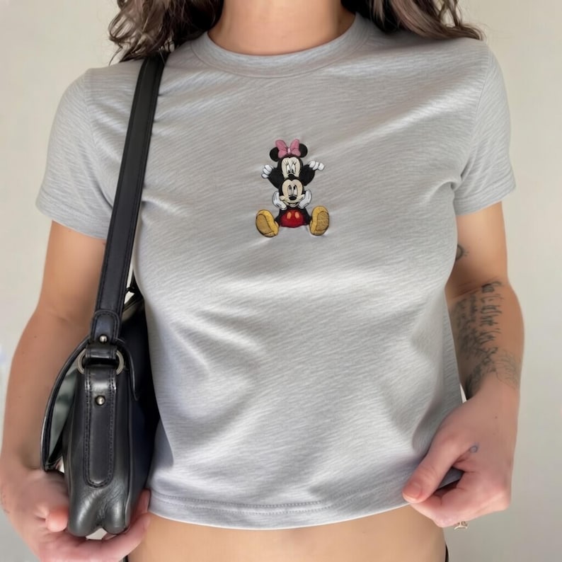Broderad Musse och Mimmi Pigg babytröja, söt Disney-tröja, matchande skjorta, broderad grafisk topp för kvinnor, present till Disneyälskare bild 1