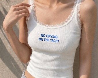 Regata bordada "No Crying On The Yacht" - Acabamento em renda canelada branca, camiseta divertida para iate, estilo verão, regata com texto minimalista e charmoso.
