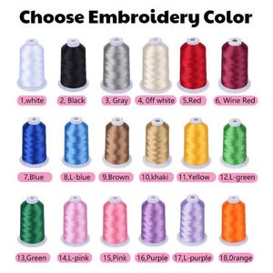 Puede incluir: Una imagen que muestra una selecci&oacute;n de carretes de hilo de bordar en varios colores. El texto "Choose Embroidery Color" est&aacute; en la parte superior. Cada carrete est&aacute; etiquetado con un n&uacute;mero y un nombre de color, incluyendo blanco, negro, gris, rojo y verde.