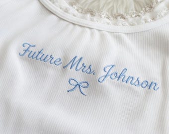 Débardeur avec bordure en dentelle brodée - Débardeur future Mme, Débardeur de mariée personnalisé, tenue de douche nuptiale, haut lune de miel, style coquette, cadeau de célibataire