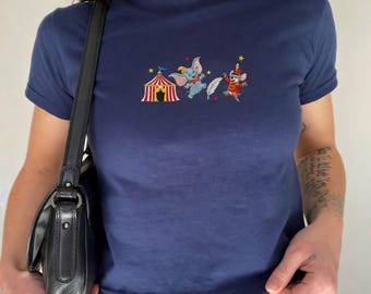 Broderad Dumbo & Timothy Mus Cirkus Baby T-shirt, Vintage Disney T-shirt, Söt nostalgisk tecknad T-shirt, Y2K-estetik, Gåva till henne