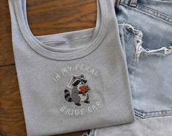 Débardeur court brodé à l'époque de ma mariée sauvage, chemise raton laveur drôle de mariée, haut EVJF, cadeau de shower de bébé, mariée mignonne