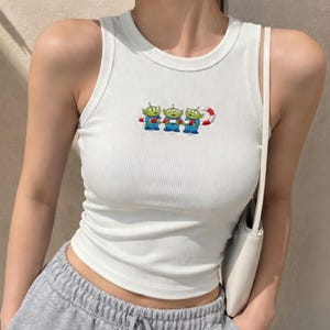 Toy Story Alien besticktes Tanktop - Pizza Planet Alien Shirt, Disney Pixar inspirierter Sommer Tank, figurbetontes ärmelloses Oberteil für Frauen