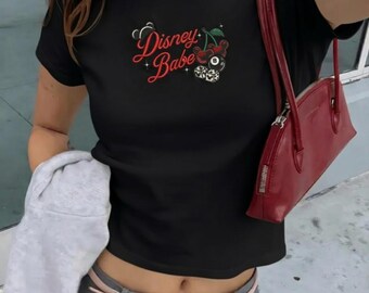 Disney Babe gesticktes Baby T-Shirt - Kirsche, Würfel und 8 Ball, Retro Y2K ästhetisches Disney Shirt, minimales Disney Park Outfit, Geschenk für Liebhaber