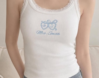 Débardeur bordé de dentelle brodé Mme personnalisé - Débardeur côtelé en dentelle blanche, tenue nuptiale de douche, matin de mariage, haut lune de miel, cadeau EVJF
