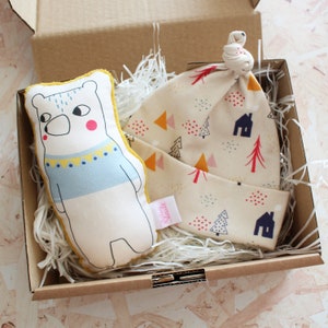 Forest Friends Gift Box Rattle and baby hat image 7