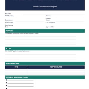 Może przedstawiać: Biały ceramiczny kubek z czarnym uchwytem i napisem "But First, Coffee" pogrubioną, czarną czcionką. Kubek jest umieszczony na rozmytym tle, sugerującym przytulne otoczenie.