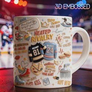 Puede incluir: Taza de cerámica blanca con un diseño en relieve 3D. La taza presenta gráficos temáticos de hockey, incluyendo camisetas, patines y texto. La taza tiene un asa grande y está decorada con varias frases e ilustraciones.