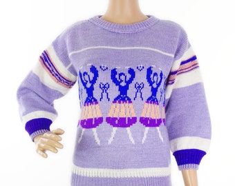 Adorable 70s/80s Hand Knitted Sporty Ballet Themed Lilac Jumper/Pullover With Cropped Length 3/4 Balloon Sleeves In Size XS-S