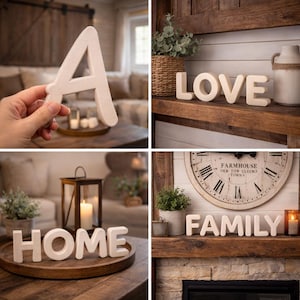 Könnte beinhalten: Cremefarbene Holzbuchstaben mit den Wörtern "A", "LOVE", "HOME" und "FAMILY". Die Buchstaben werden in einer häuslichen Umgebung mit dekorativen Elementen wie Kerzen, Pflanzen und einer Uhr dargestellt. Die Buchstaben sind im Landhausstil.
