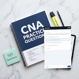 Può includere: Un set di tre tazze in ceramica con finitura opaca e macchiettata. Le tazze sono nei toni del crema, grigio chiaro e grigio scuro. Ogni tazza ha un design semplice e minimalista.