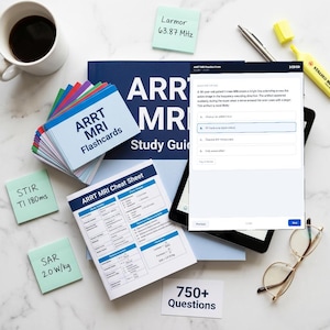 Op de afbeelding: Een bovenaanzicht van studiemateriaal voor een ARRT MRI-examen. Inclusief flashcards, een studiehandleiding, spiekbriefjes, een tablet met een oefenexamen, plaknotities, een koffiemok en een markeerstift. De tekst op de flashcards luidt "ARRT MRI Flashcards".