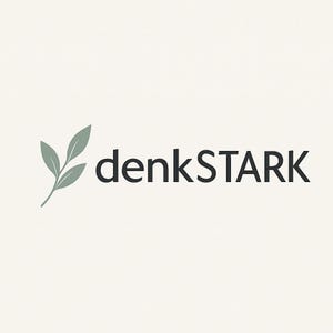 以下が含まれることがあります： クリーム色の背景に、denkSTARKのロゴ。ブランド名の左側に、3枚のくすんだ緑色の葉のスタイリッシュな小枝が描かれています。denkSTARKという名前は、ダークグレーのサンセリフ体で書かれており、クリーンでモダンなデザインになっています。