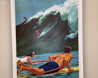 以下が含まれることがあります： 黄色いブロック文字で「HAWAII」と書かれたヴィンテージの旅行ポスター。大きな波に乗るサーファーの姿が描かれており、手前にはサーフボードに乗った男性がいます。ポスターはレトロでミッドセンチュリーモダンなスタイルです。