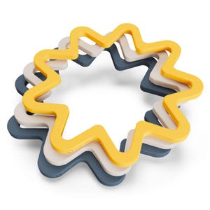 Può includere: Una pila di anelli a forma di stella colorati in giallo, bianco sporco e blu navy. Gli anelli sono stratificati, creando un effetto tridimensionale. Il design è moderno e minimalista, adatto per l'arredamento della casa o i giocattoli per bambini.