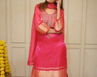 Set Kurta in pura viscosa e seta rosa vibrante con ricamo a codifica sequenziale