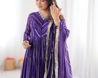 Abito Anarkali viola in tela di mal chanderi / Abito ricamato a mano con veri specchietti / Abito da invitata a un matrimonio indiano