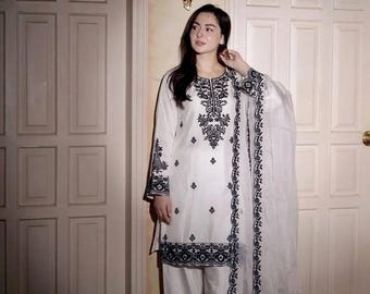 Completo bianco ricamato / Kurti in rayon e cotone con ricami neri, set pantaloni Farshi